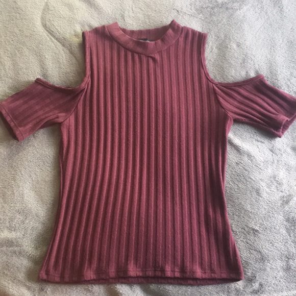 Kendall & Kylie Tops - Top with shoulder cutouts